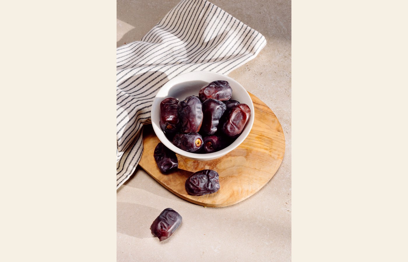 Premium Piarom dates in a bowl